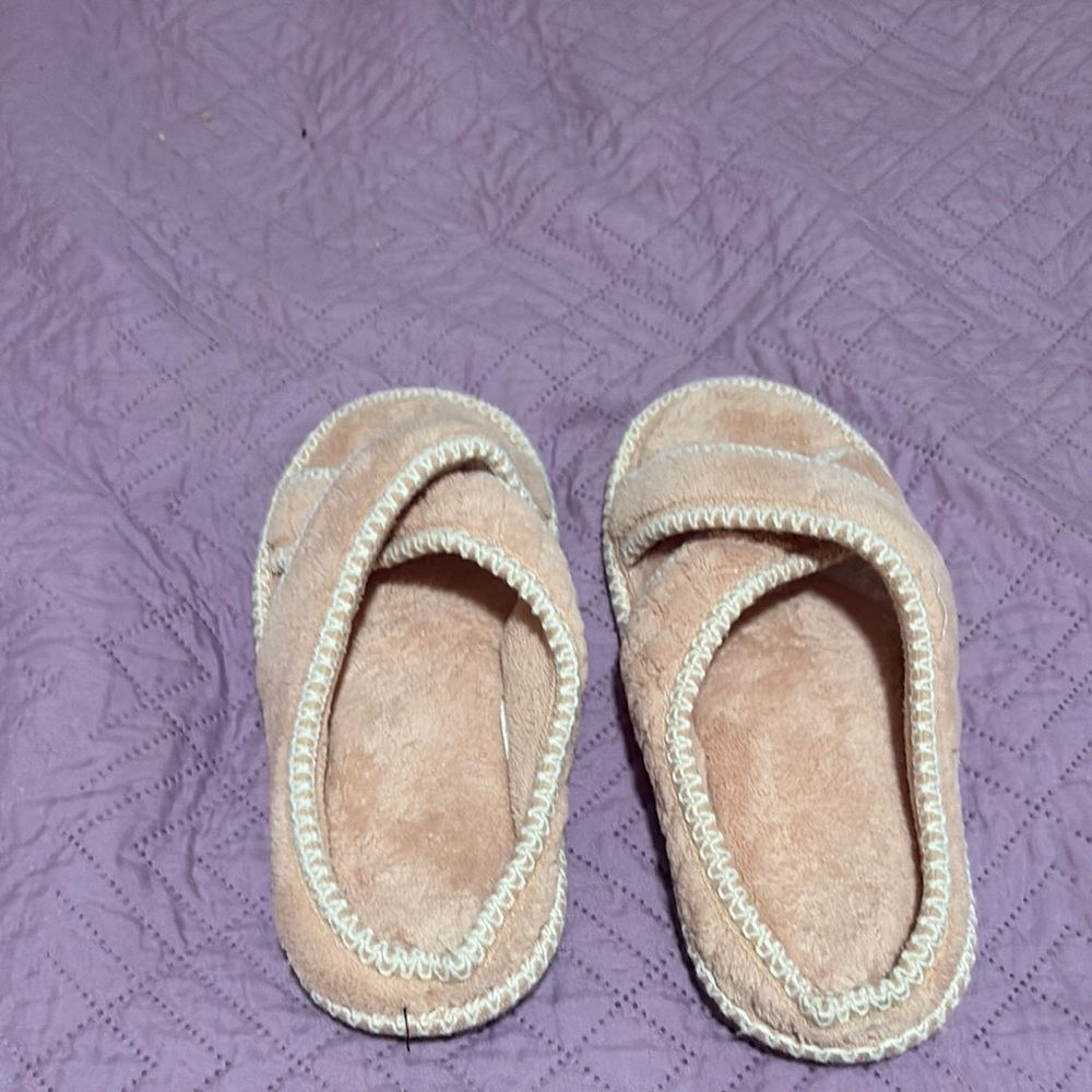 CLEARANCE 
NEW - Cozy Rose Gold Slippers